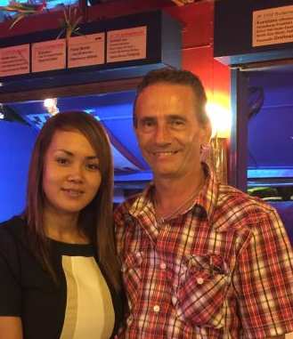 Helmut and Nui in Karon Phuket Schlusslicht